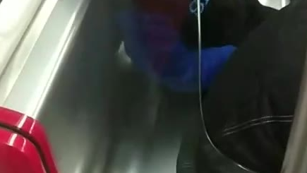 实拍黑人乘坐地铁